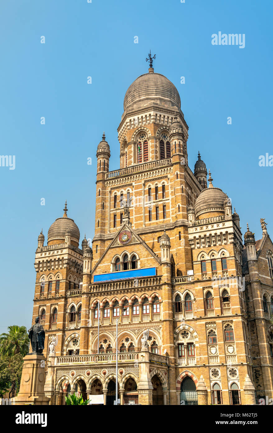 Corporation municipale bâtiment avec statue de Shah Phiroz Mehta. Construit en 1893, c'est un bâtiment du patrimoine à Mumbai, Inde Banque D'Images