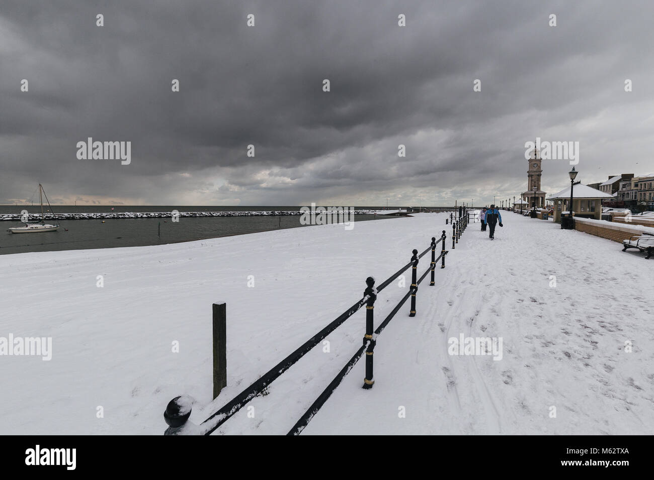 Hiver neige sur promenade du front de mer à Herne Bay Kent England Banque D'Images