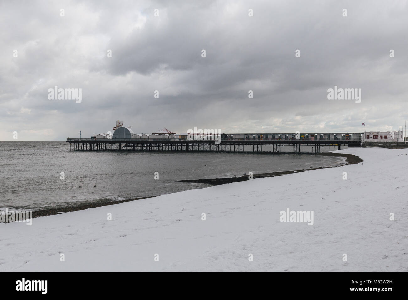 Hiver neige sur la jetée en bord de mer à Herne Bay, Kent, Angleterre Banque D'Images