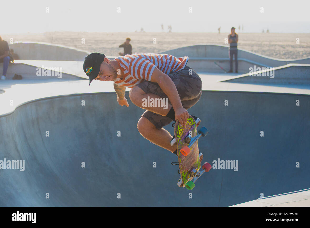 Un skateur professionnel performing tricks au skatepark de Venice Beach, Santa Monica, Californie, Banque D'Images