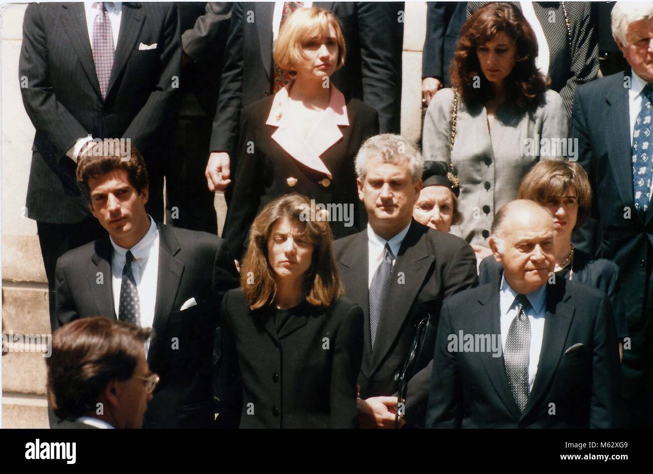 1994 PHOTO Jackie O Funeral, JFK Jr. Caroline Kennedy, Hillary Clinton derrière Photo de famille par John Barrett-PHOTOlink Banque D'Images