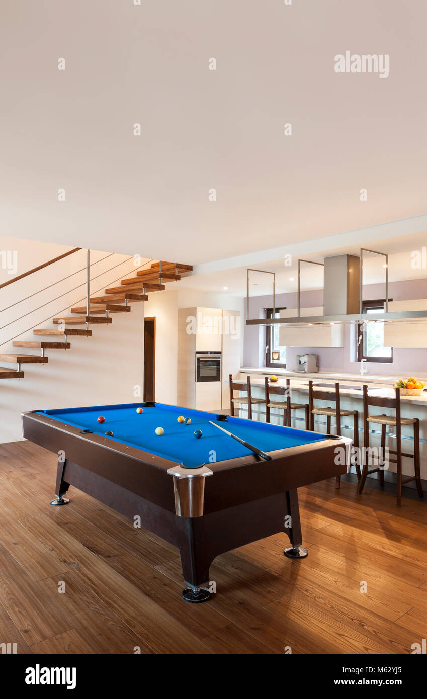 Loft moderne, chambre avec salle de billard Photo Stock - Alamy