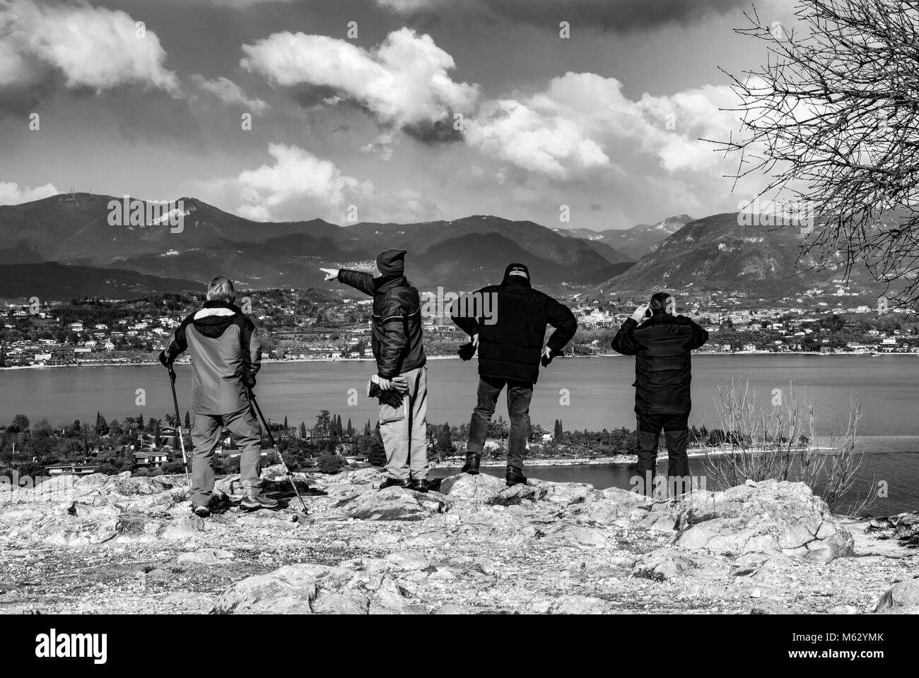 Un groupe d'anciens trekkers admire le panorama du lac de Garde. Banque D'Images