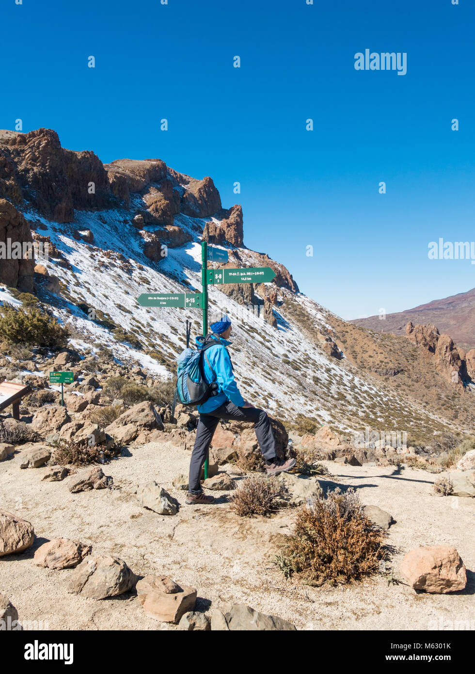 Male hiker sur Degollada de films (titres en parc national de Teide à Tenerife, Îles Canaries, Espagne. Neige en arrière-plan Banque D'Images