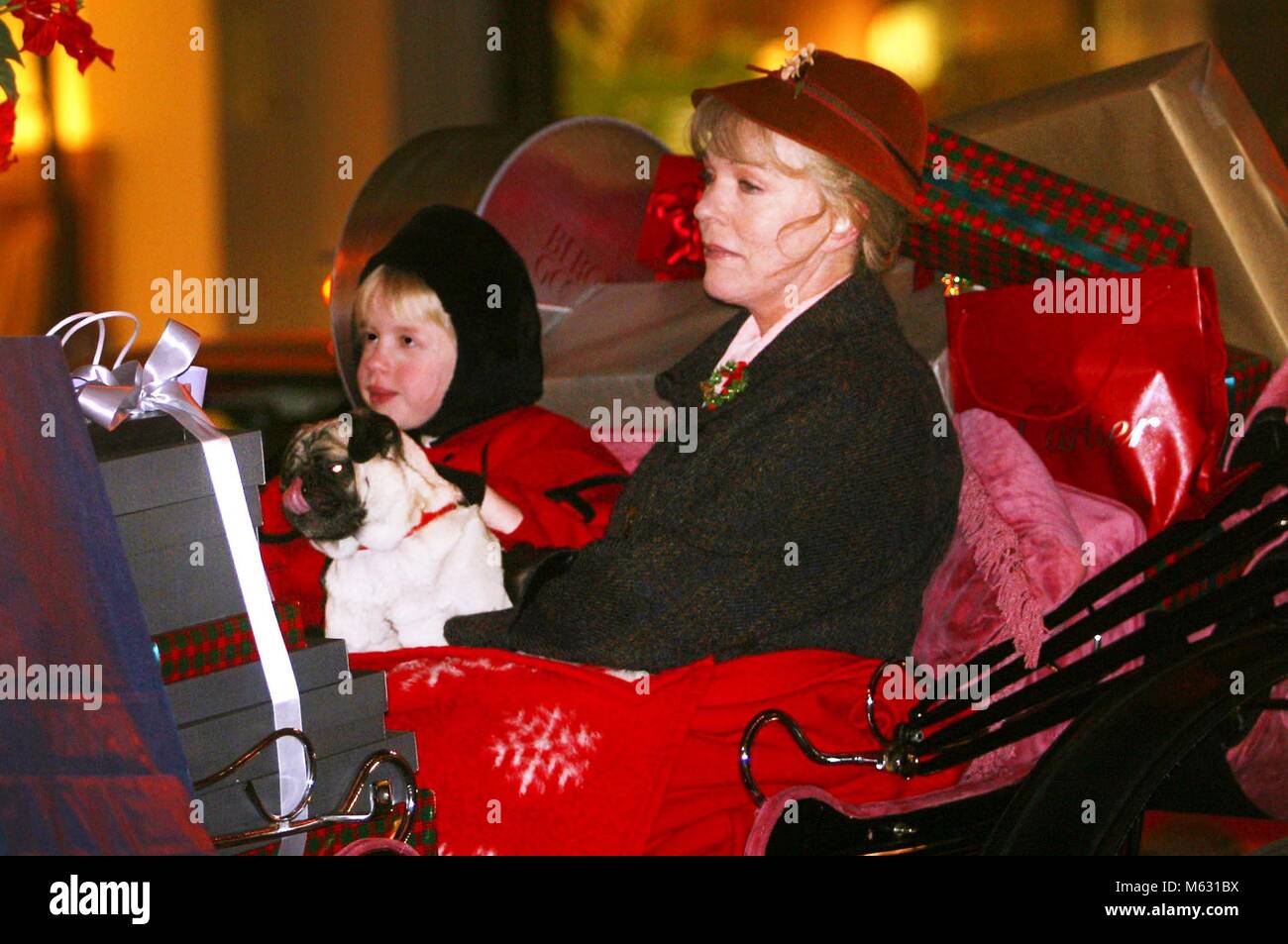 Vue de célébrités à travers les années New York City 2003 FILE PHOTO JULIE ANDREWS ET ELOISE VASSILLIEVA (une actrice américaine pour que storybook caractère) Photo par John Barrett-PHOTOlink l Banque D'Images