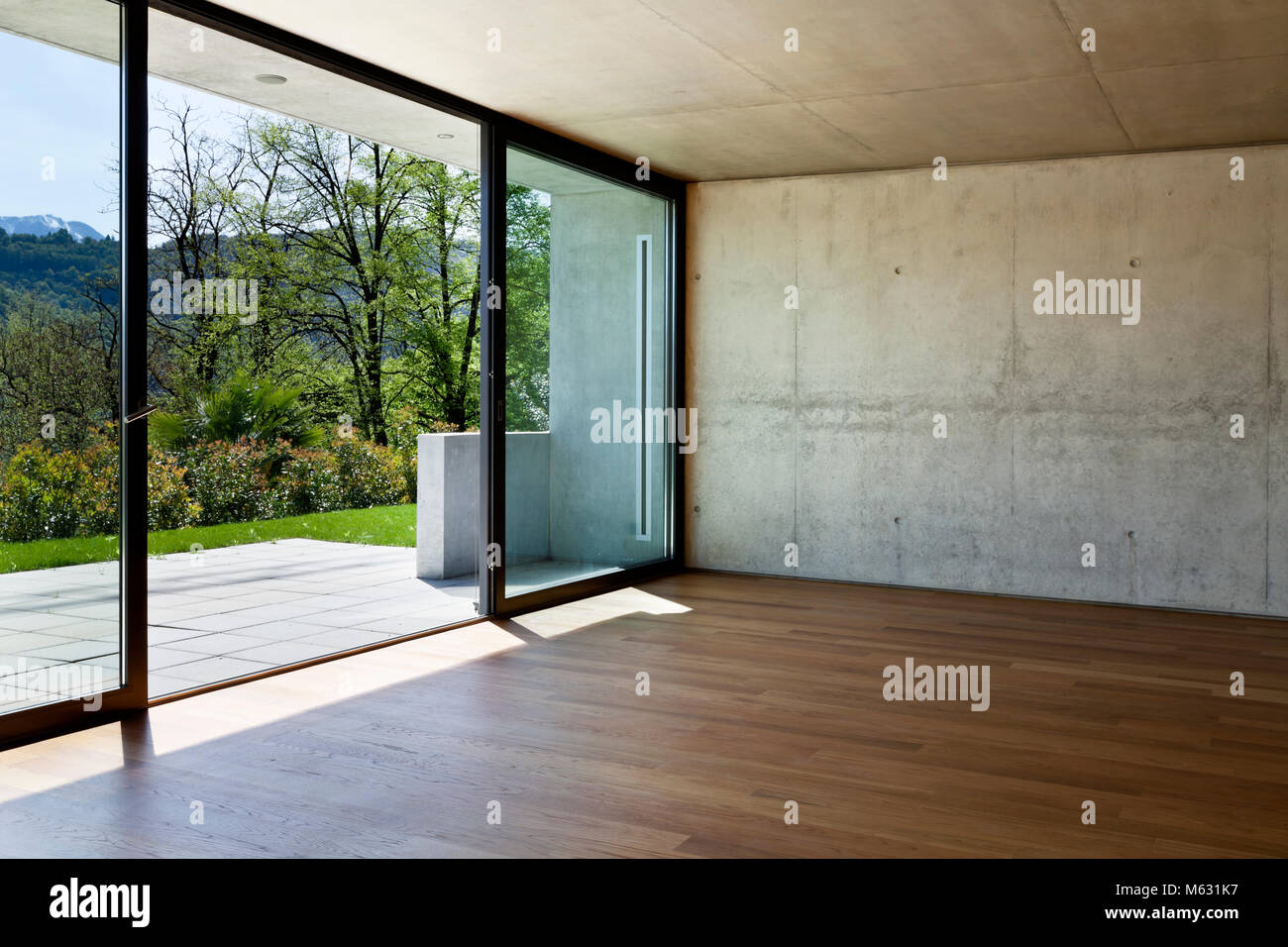 Maison moderne en béton avec plancher de bois franc, grande fenêtre Banque D'Images