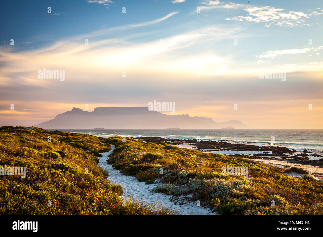 Vue panoramique sur la montagne de la table au Cap en Afrique du Sud, du blouberg Banque D'Images