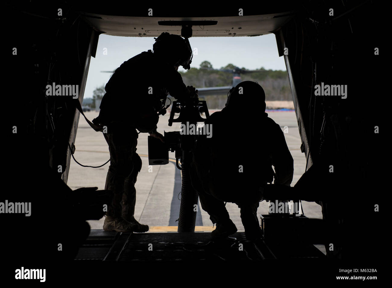 Les membres de l'équipage avec le 8e Escadron d'opérations spéciales mener des inspections avant vol d'un CV-22 Osprey avion à rotors basculants à Hurlburt Field, en Floride, le 6 février 2017. L'Osprey combine l'atterrissage et décollage vertical, qualités de vol stationnaire d'un hélicoptère avec la longue portée, vitesse et faible consommation de carburant caractéristiques d'un aéronef à turbopropulseur. (U.S. Air Force Banque D'Images