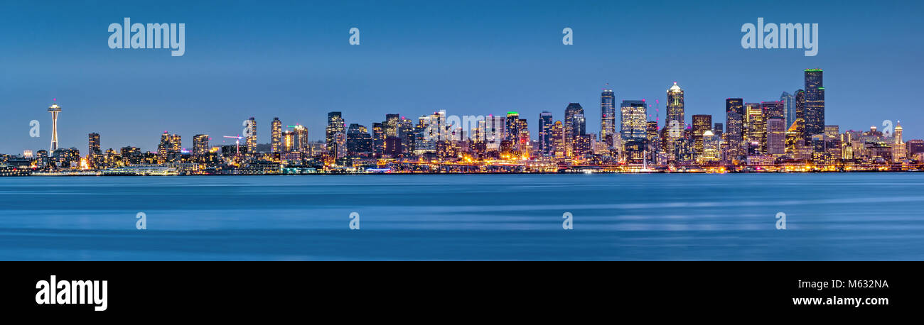 Seattle skyline panorama, au crépuscule, en vue de Seacrest Park Banque D'Images