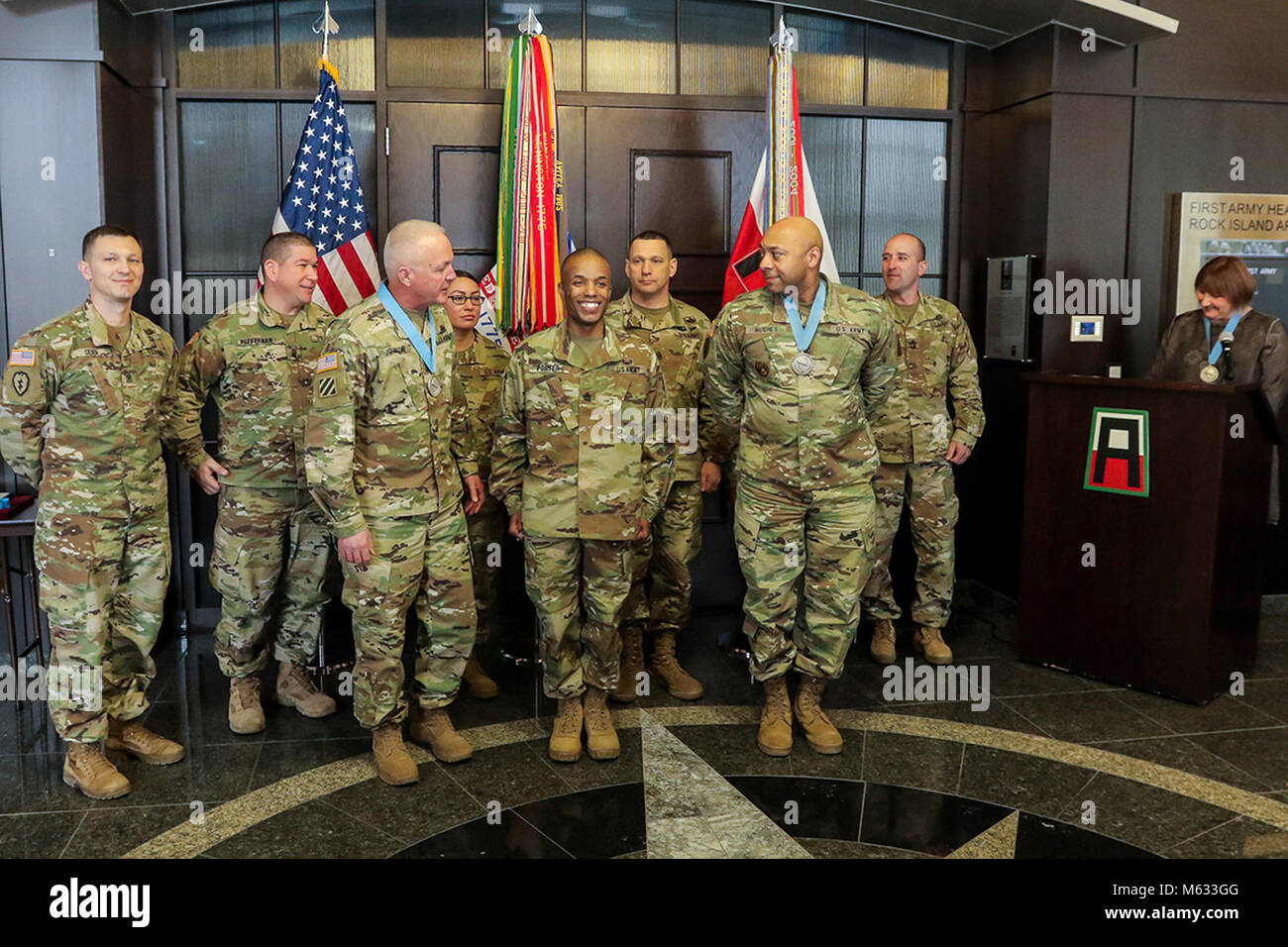 Les membres de l'arsenal de Rock Island Club d'Audie Murphy Sergent stand avec leur nouveau membre, le Sgt. 1re classe Terrance Porter (centre), au cours de l'induction de porter dans le club le 9 février 2018, au Siège de l'armée d'abord à l'arsenal de Rock Island, Illinois) Le groupe a félicité Porter en réalisant quelque chose que 2  % des sous-officiers de l'armée d'atteindre. Banque D'Images