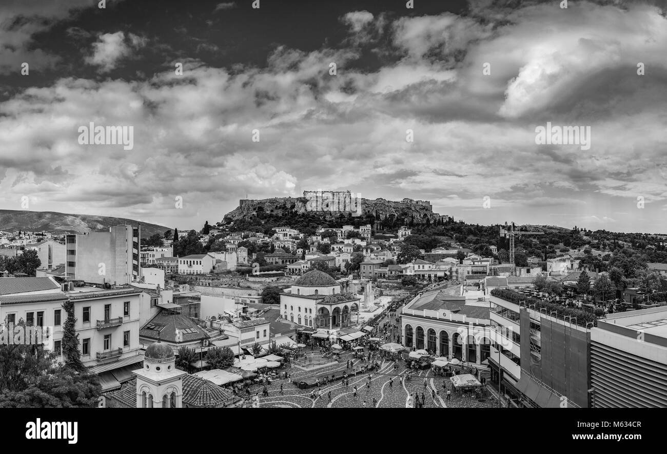 La place Monastiraki panorama avec vue acropole de Parthénon, Athènes - Grèce, en noir et blanc Banque D'Images