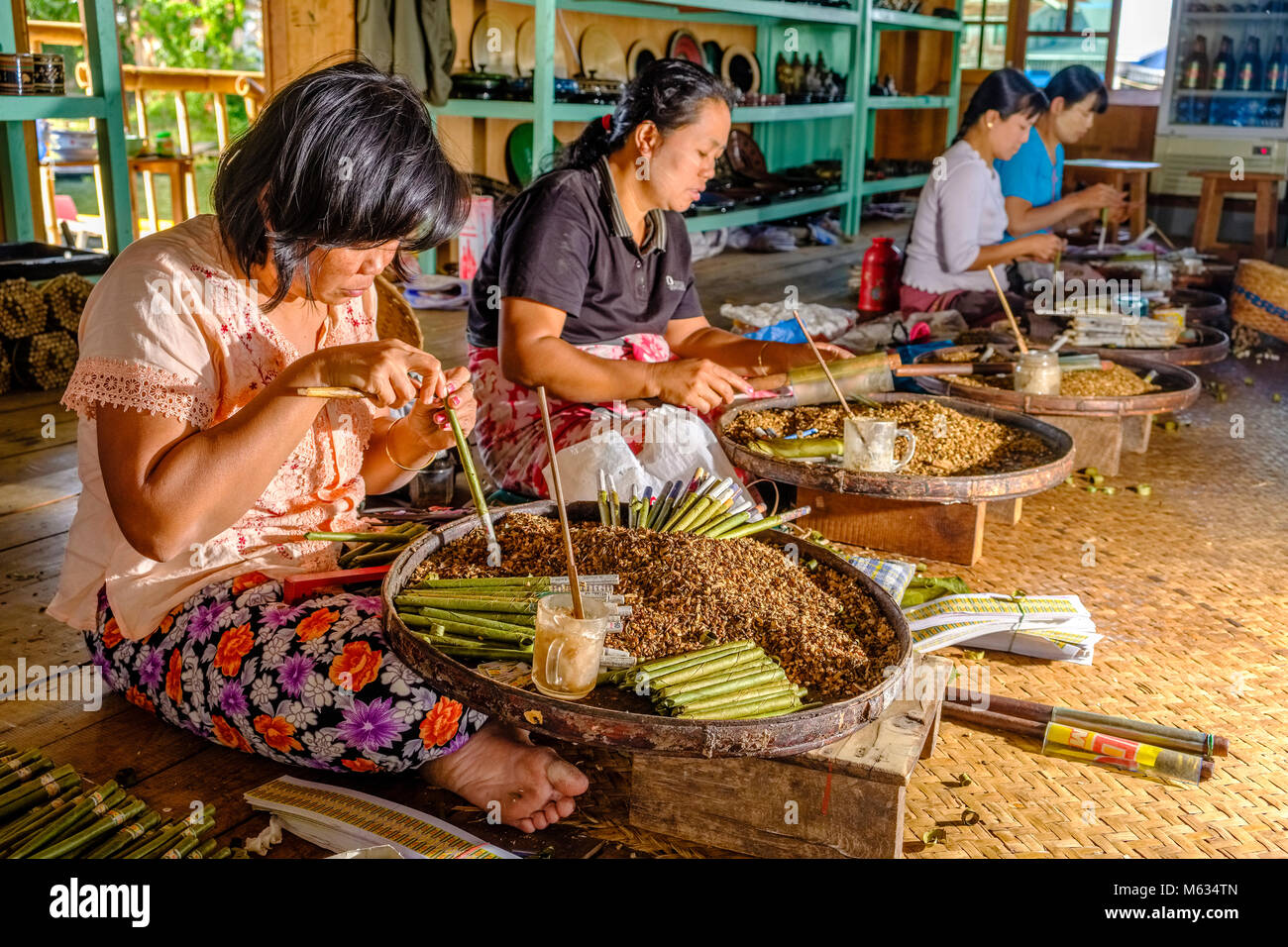 L'Cheerot, un cigare, est fabriqué par les femmes du village d'Ywama sur une île sur le lac Inle Banque D'Images