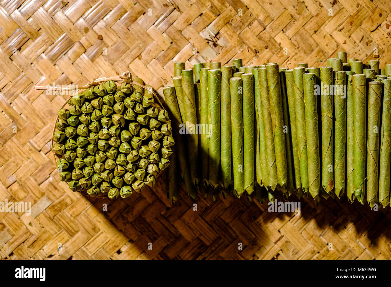 L'Cheerot, un cigare, est fabriqué par les femmes du village d'Ywama sur une île sur le lac Inle Banque D'Images