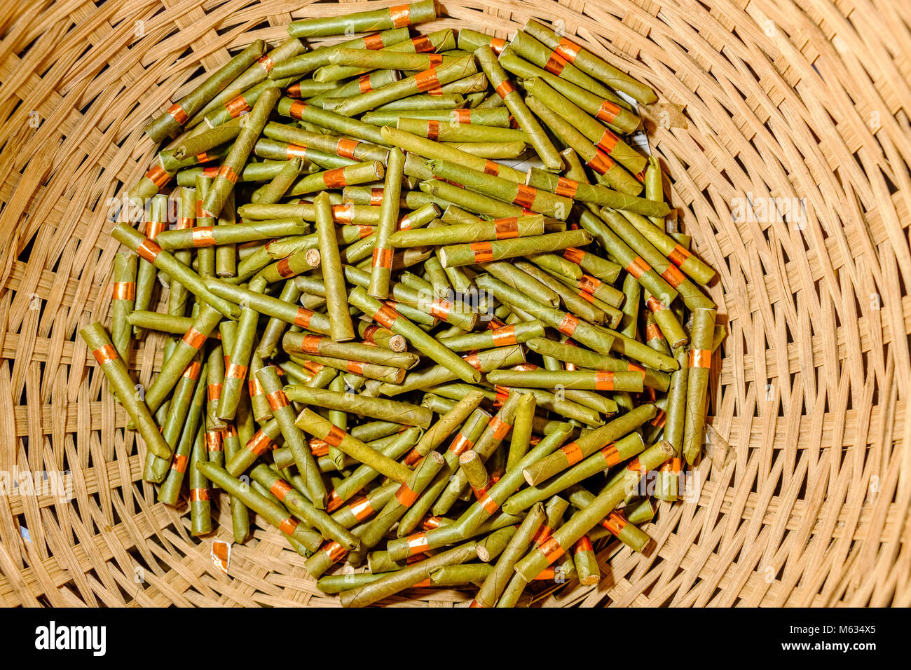 L'Cheerot, un cigare, est fabriqué par les femmes du village d'Ywama sur une île sur le lac Inle Banque D'Images