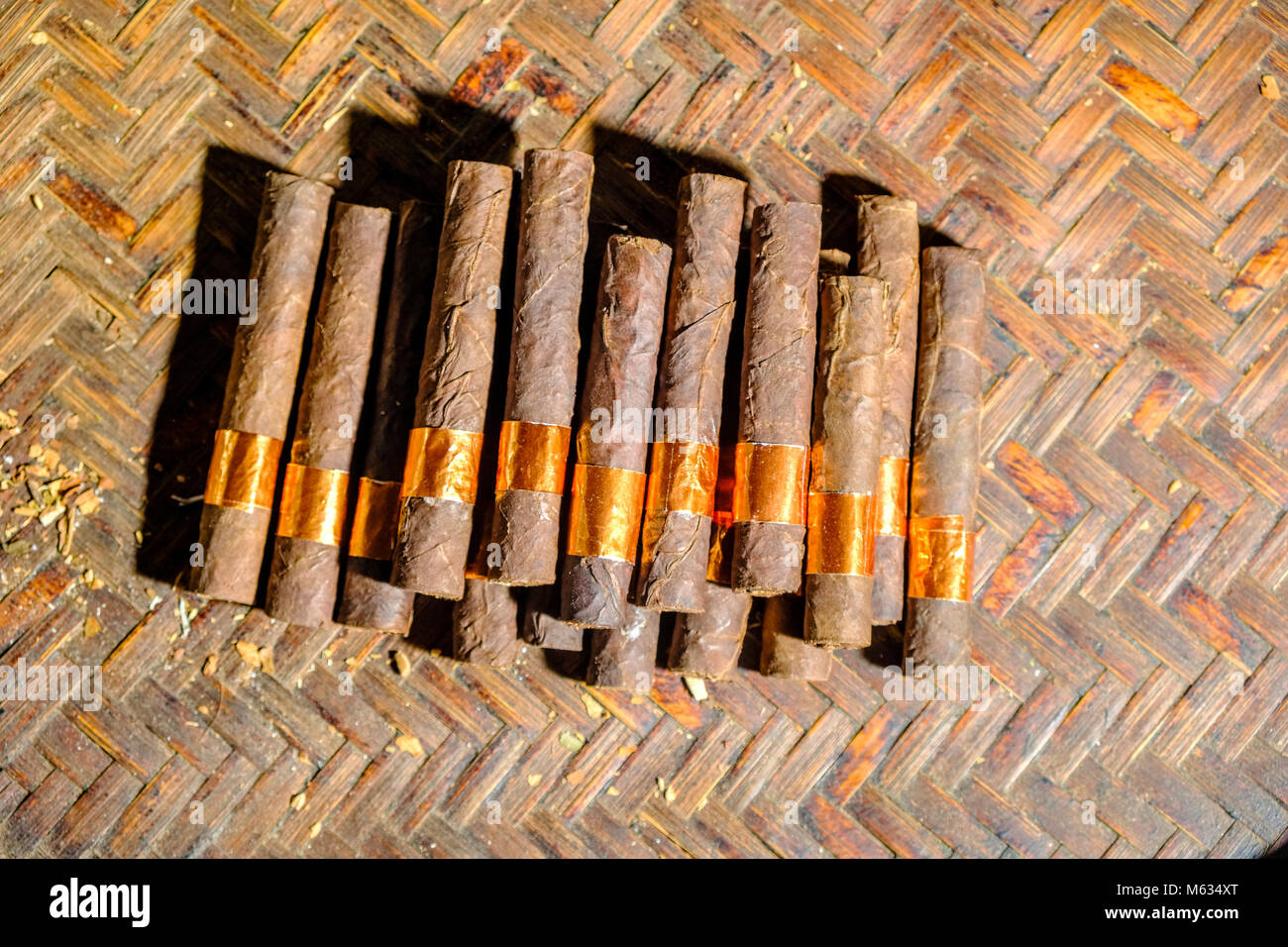 L'Cheerot, un cigare, est fabriqué par les femmes du village d'Ywama sur une île sur le lac Inle Banque D'Images