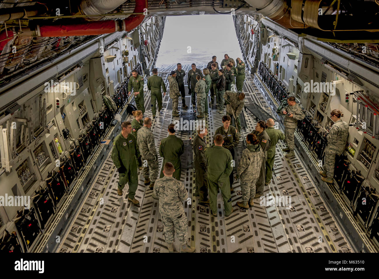 La Garde nationale aérienne de partout au pays participent à des scénarios de formation en évacuation aéromédicale au cours du Sud 2018 PATRIOT, Gulfport, Mississippi, le 12 février 2018. PATRIOT est un exercice d'entraînement aux opérations domestiques parrainé par la Garde nationale qui vise à accroître la compréhension de la coordination, politiques et procédures nécessaires à la réalisation d'une réponse nationale interinstitutions. (U.S. Air National Guard Banque D'Images