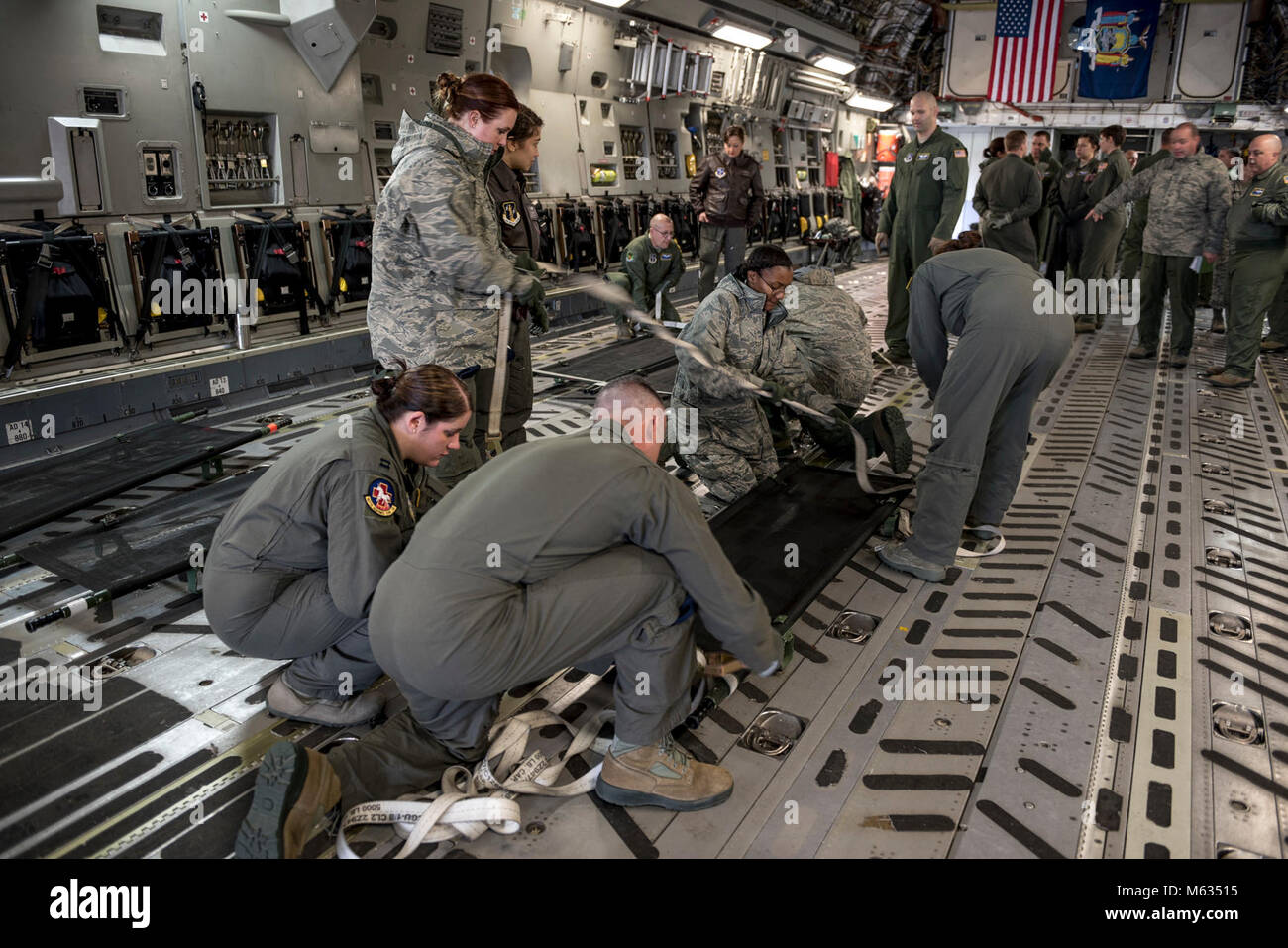 La Garde nationale aérienne de partout au pays participent à des scénarios de formation en évacuation aéromédicale au cours du Sud 2018 PATRIOT, Gulfport, Mississippi, le 12 février 2018. PATRIOT est un exercice d'entraînement aux opérations domestiques parrainé par la Garde nationale qui vise à accroître la compréhension de la coordination, politiques et procédures nécessaires à la réalisation d'une réponse nationale interinstitutions. (U.S. Air National Guard Banque D'Images