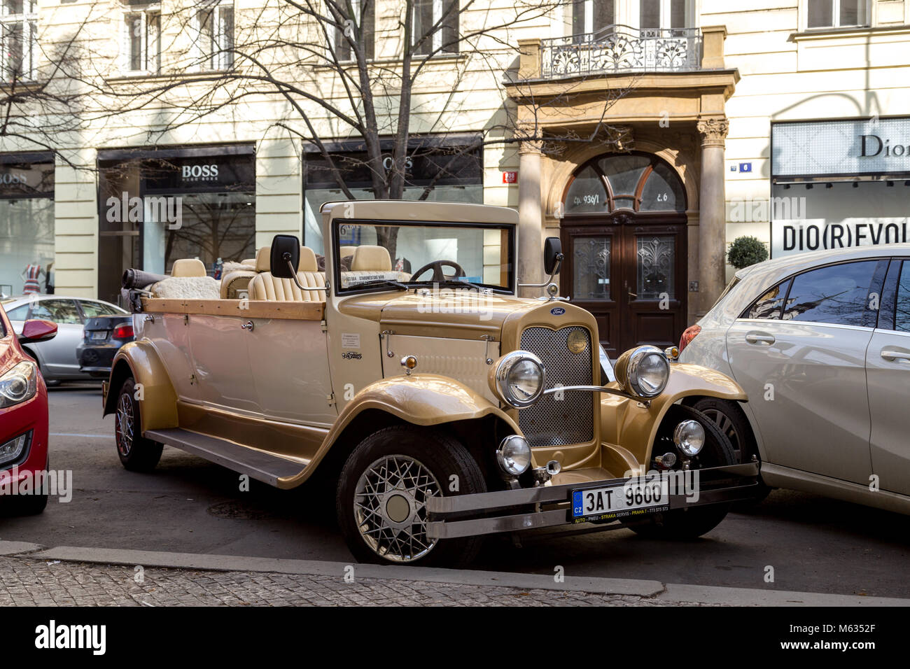 Antique car pour des visites guidées à Prague Banque D'Images