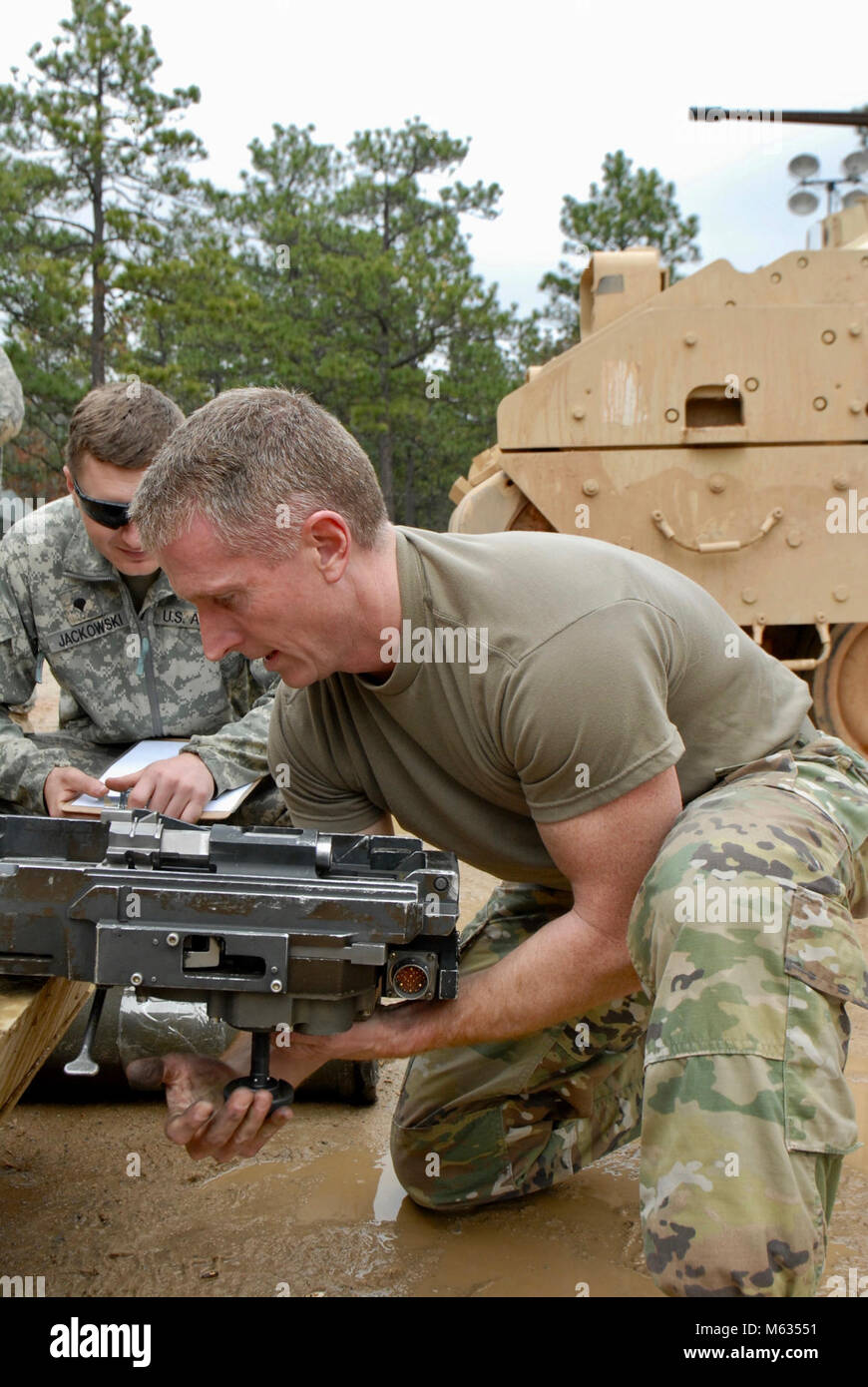 Officier de la Garde nationale de Caroline du Nord, le Colonel Robert Bumgardner, commandant de la 30e Brigade blindée de l'équipe de combat, montre comment démonter un M242 Bushmaster, 25 millimètres, entraînés par chaîne autocanon au cours de véhicule de combat Bradley entraînement à Fort Bragg, Caroline du Nord, le 10 février 2018, que la brigade se prépare pour leur prochain combat exportables (capacité de formation XCTC) de la formation. (U.S. Army Banque D'Images