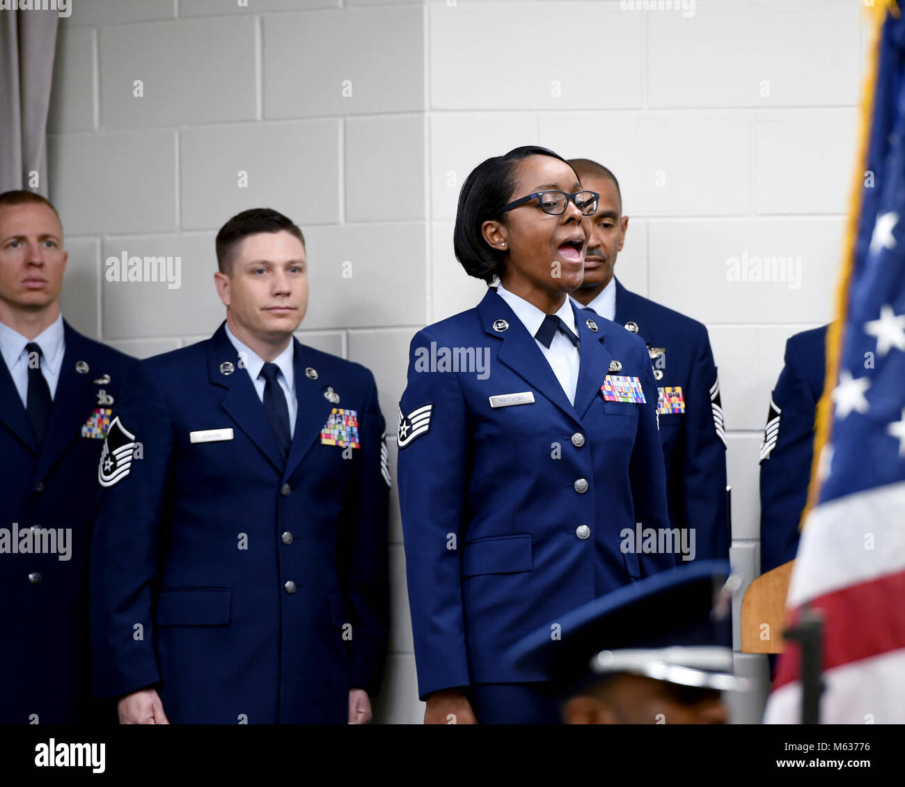 Le s.. Angela Matthews, 147e Escadre attaque à Ellington Field Joint Reserve Base à Houston, Texas, chante l'hymne national lors d'un aviateur de l'Année exceptionnelle cérémonie de remise des prix organisée au Camp Mabry, Texas, le 10 février 2018. (Air National Guard Banque D'Images