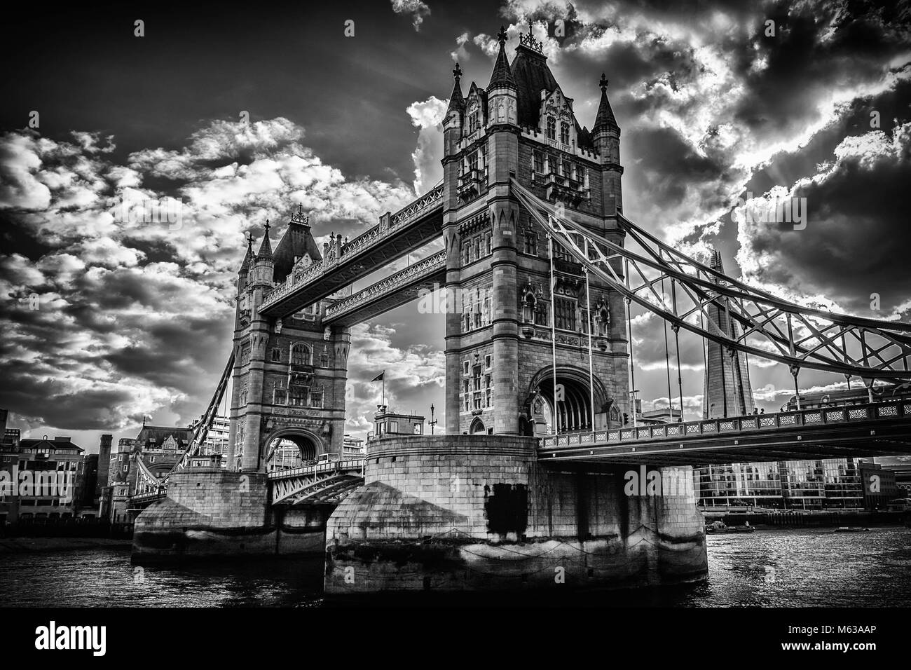 Célèbre Tower Bridge Londres en noir et blanc Banque D'Images