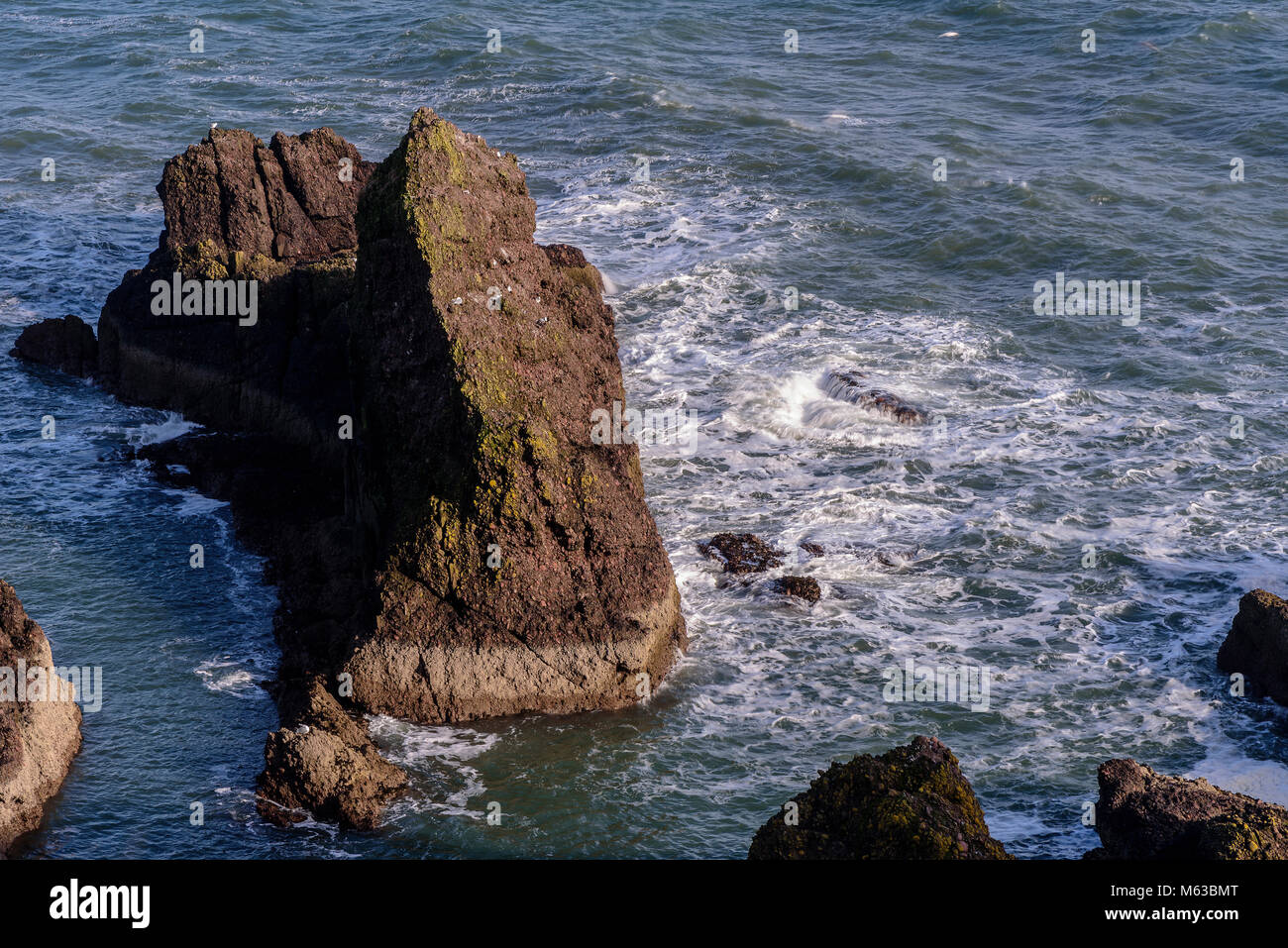 Pile avec le fracas des vagues sur la mer Banque D'Images