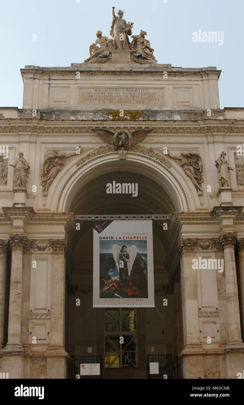 Vue de la façade de l'Regnando Umberto Musée des Beaux Arts ainsi que la Municipalité de Rome, avec l'annonce d'un David Lachapelle Exhi Banque D'Images