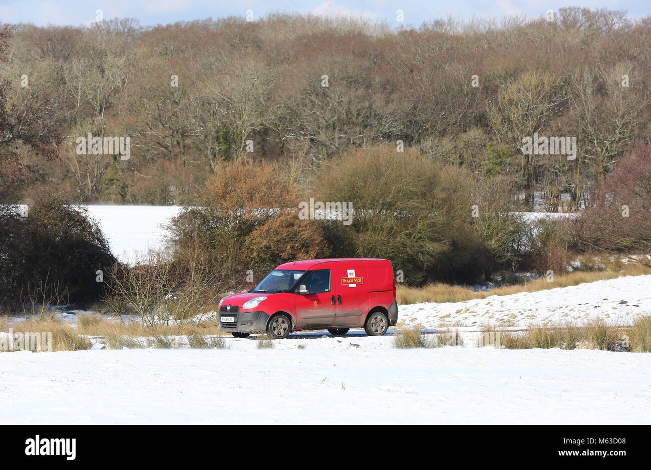 Un postier dans son van à la réception dans la neige dans Clayton, Sussex de l'Ouest . 28 févr. 2018 James Photo Boardman Banque D'Images