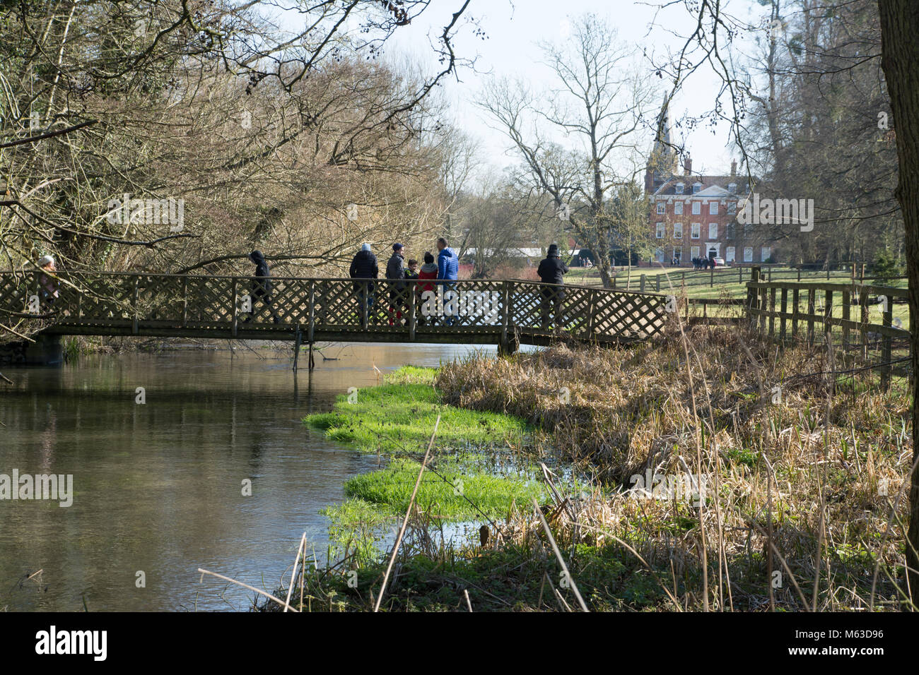 Domaine avec rivière et le pont à Welford Park, Berkshire, Royaume-Uni Banque D'Images