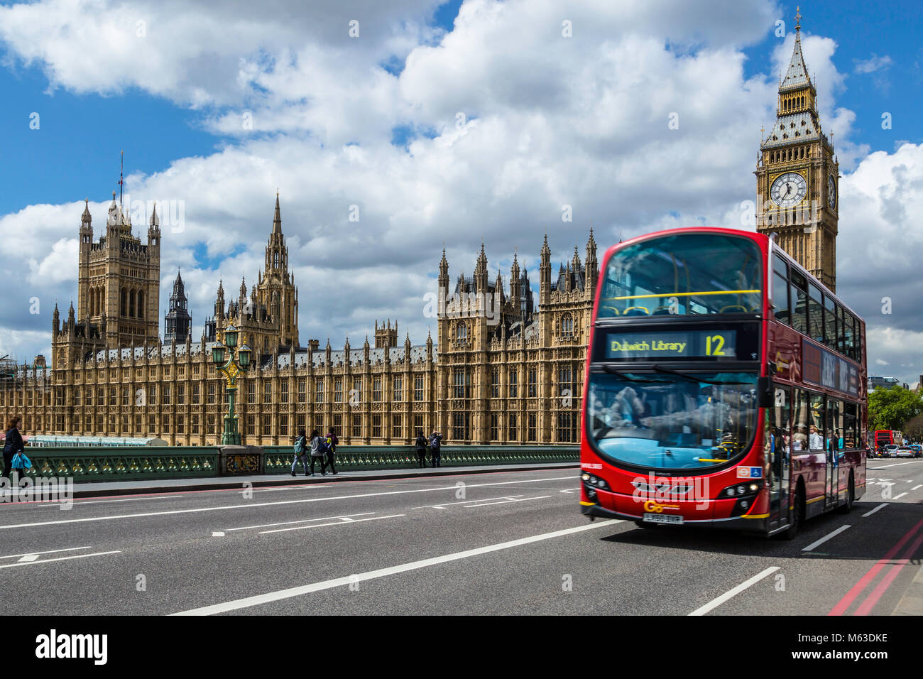 Un bus de Londres devant les Chambres du Parlement. Banque D'Images