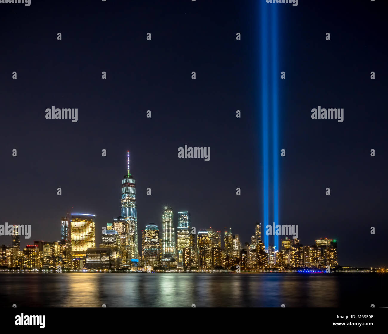 Feux hommage à New York Manhattan skyline événement commémoratif du 11 septembre de se rappeler les événements du 11 septembre 2001 Banque D'Images