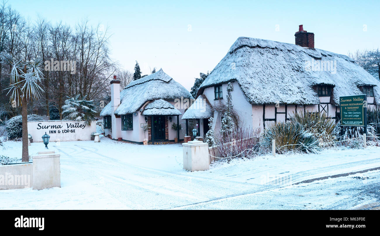 La neige a couvert de chaume, Surma Valley restaurant indien sur Salisbury Road, Banbury, Fordingbridge, New Forest, Hampshire, Angleterre, Royaume-Uni, en hiver. Banque D'Images