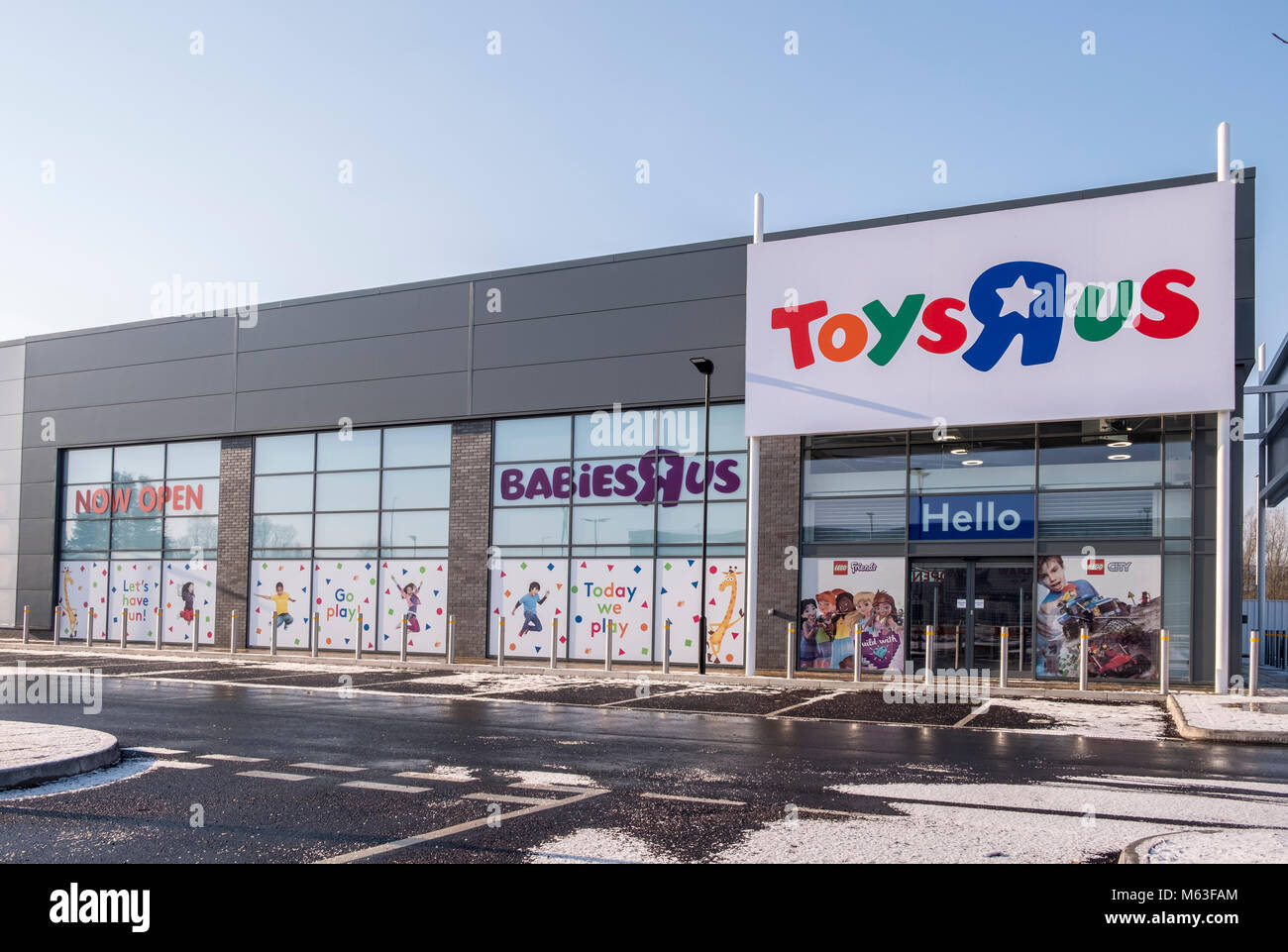 Mercredi, 28 février 2018, Reading, Berkshire, Royaume-Uni. (ToysRus Toys R Us) est entré dans l'administration. Un avis sur la porte de leur lecture récemment ouvert à Whitley store confirme qu'il a nommé Moorfields Advisory Limited en tant qu'administrateurs. À 9h00 ce matin, le magasin était vide à l'exception de quelques membres du personnel. © D. Callcut/Alamy Live News Banque D'Images