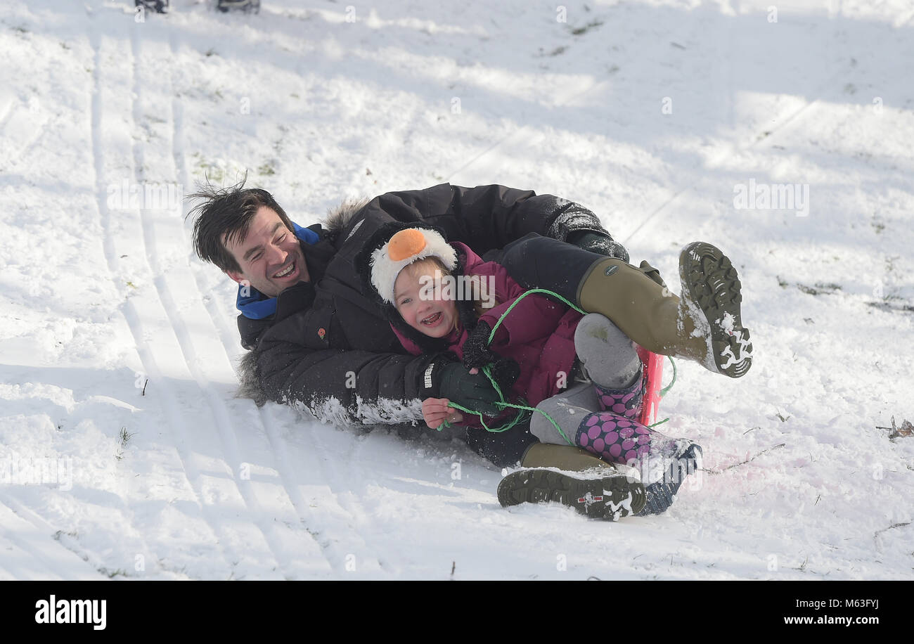 Coalhouse Fort est, Tilbury. 28 Février, 2018. Météo France : avec les écoles fermées pour la journée personnes dévalent les pentes à Coalhouse Fort Tilbury East Essex à tirer le meilleur parti de la lourde neige pendant la nuit. Crédit : MARTIN DALTON/Alamy Live News Banque D'Images