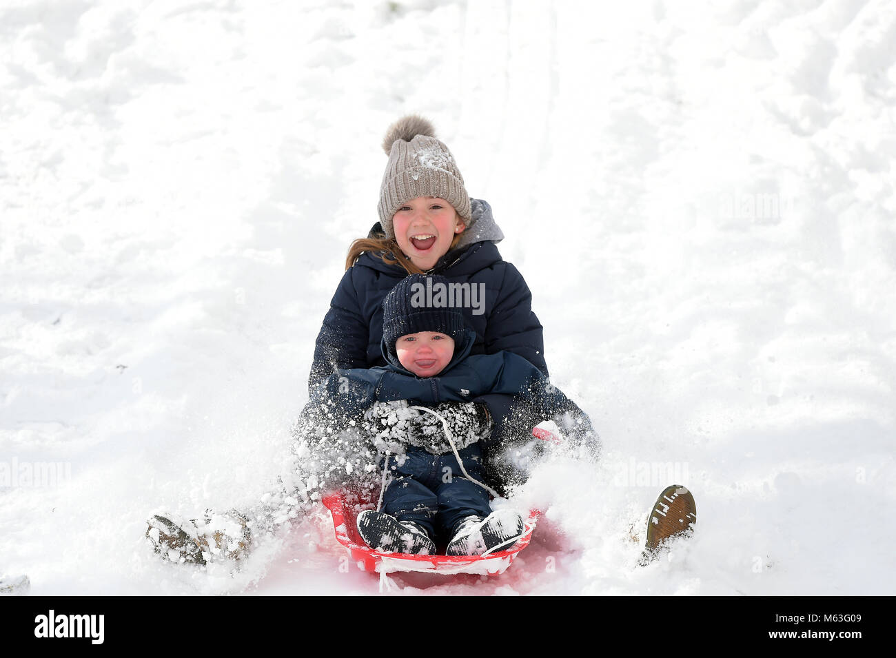 Coalhouse Fort est, Tilbury. 28 Février, 2018. Météo France : avec les écoles fermées pour la journée personnes dévalent les pentes à Coalhouse Fort Tilbury East Essex à tirer le meilleur parti de la lourde neige pendant la nuit. Crédit : MARTIN DALTON/Alamy Live News Banque D'Images