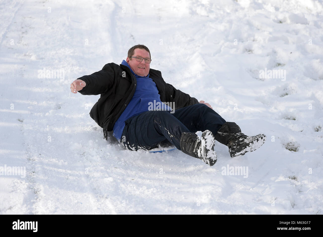 Coalhouse Fort est, Tilbury. 28 Février, 2018. Météo France : avec les écoles fermées pour la journée personnes dévalent les pentes à Coalhouse Fort Tilbury East Essex à tirer le meilleur parti de la lourde neige pendant la nuit. Crédit : MARTIN DALTON/Alamy Live News Banque D'Images