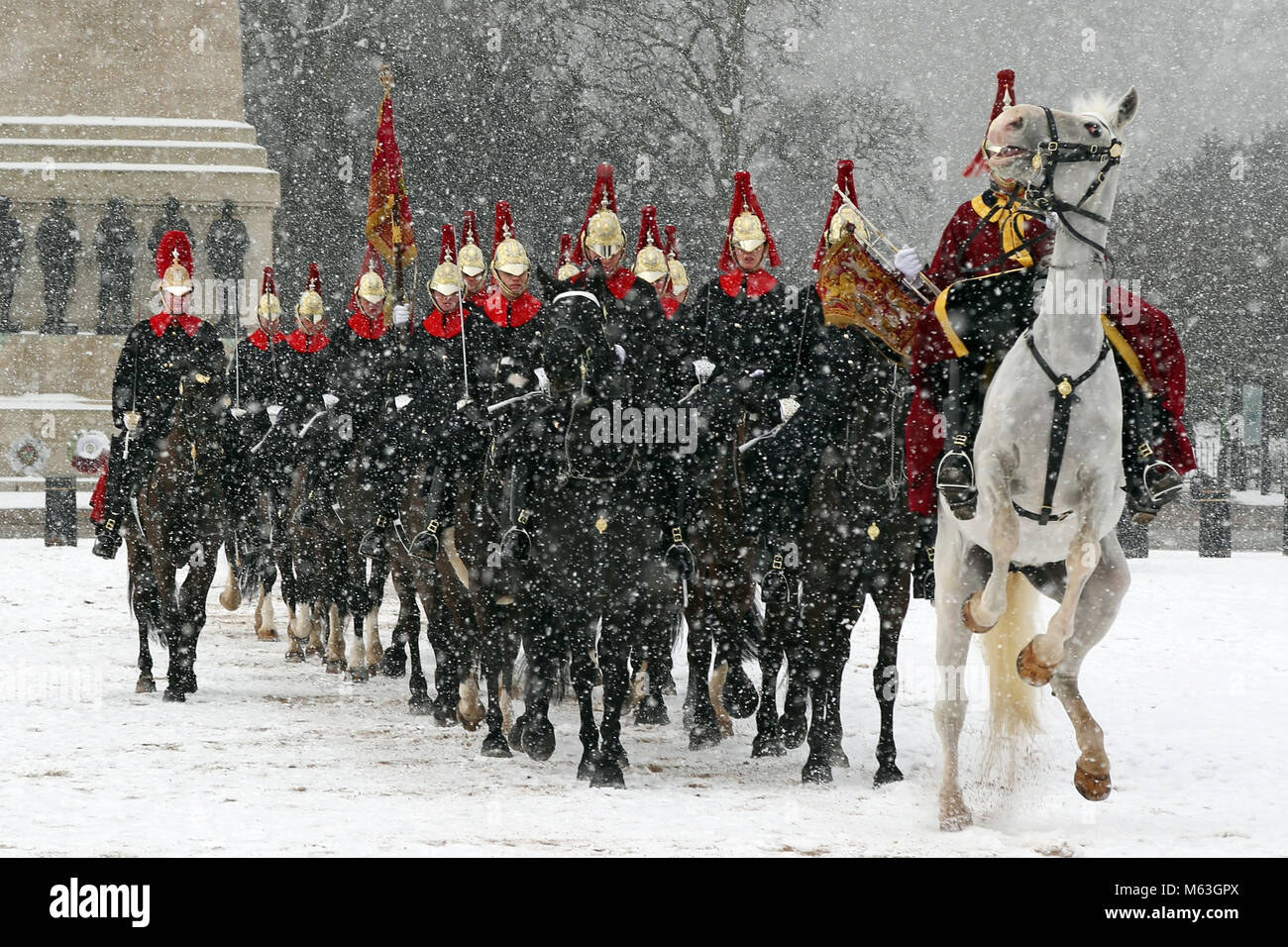 Londres, Royaume-Uni. 28 Février, 2018. Un cheval est effrayé par la neige et élève comme il arrive à l'évolution de la vie de Queen's Guards cérémonie par la Household Cavalry régiment monté à Horse Guards Parade au cours d'une averse de neige à Londres, en Angleterre. Crédit : Paul Brown/Alamy Live News Banque D'Images