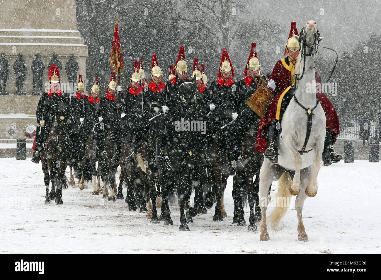 Londres, Royaume-Uni. 28 Février, 2018. Un cheval est effrayé par la neige et élève comme il arrive à l'évolution de la vie de Queen's Guards cérémonie par la Household Cavalry régiment monté à Horse Guards Parade au cours d'une averse de neige à Londres, en Angleterre. Crédit : Paul Brown/Alamy Live News Banque D'Images