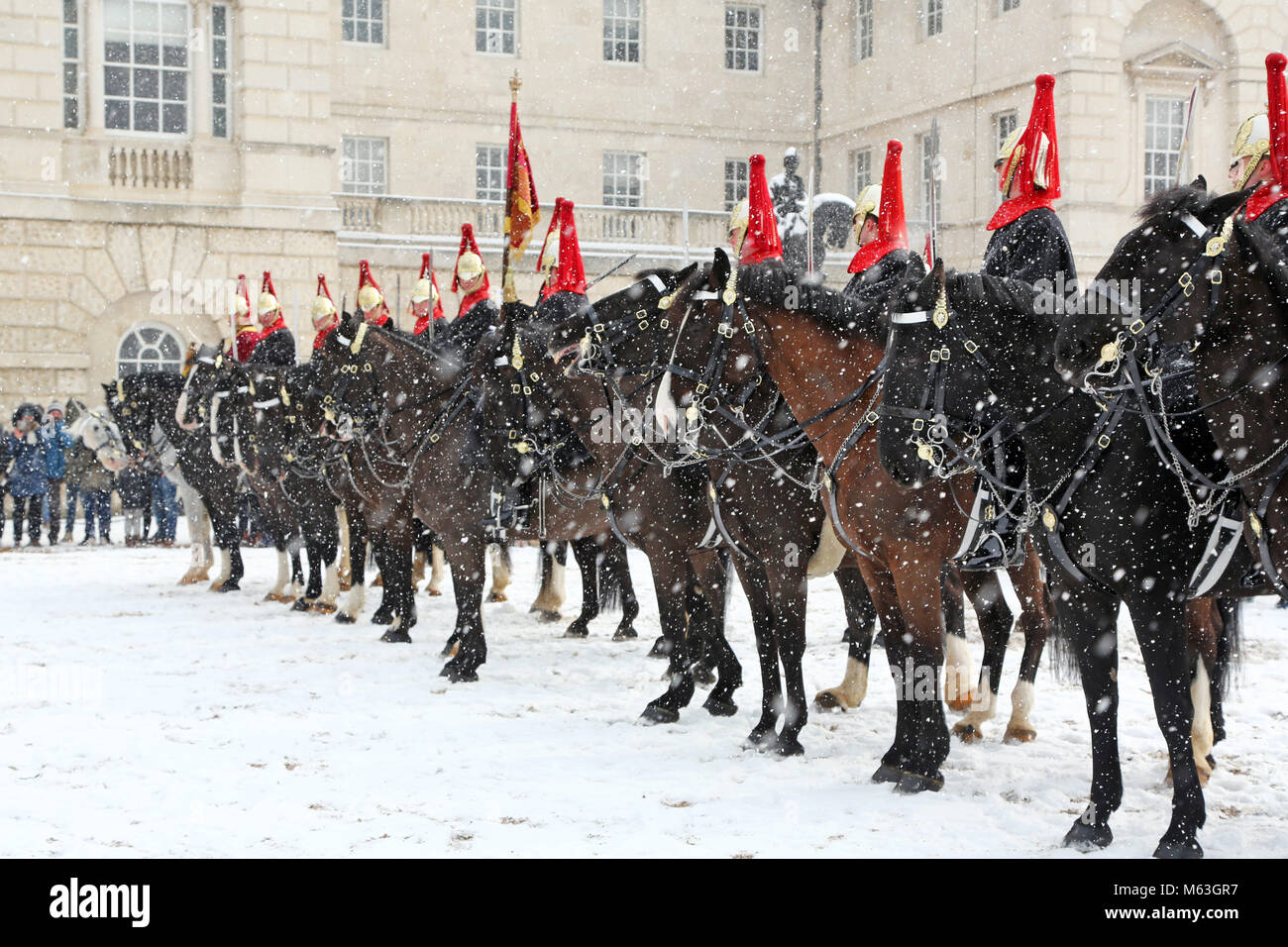 Londres, Royaume-Uni. 28 Février, 2018. Les membres de la Household Cavalry régiment monté d'attendre dans la neige, à l'évolution de la vie de Queen's Guards cérémonie à Horse Guards Parade au cours d'une averse de neige à Londres, en Angleterre. Crédit : Paul Brown/Alamy Live News Banque D'Images