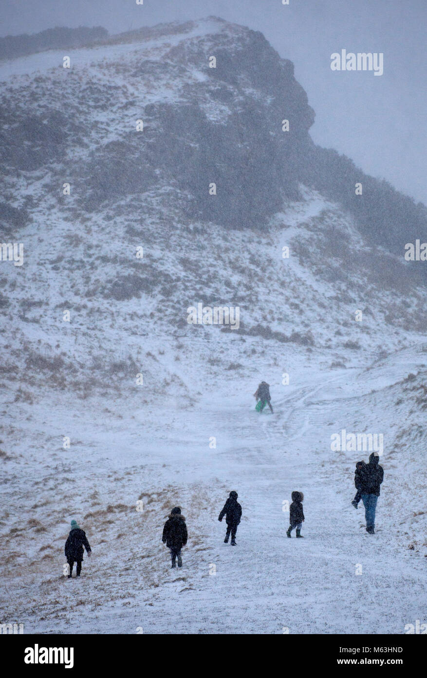 Edinburgh, Ecosse, Royaume-Uni. 28 Février, 2018. Ce qui a commencé comme un passionnant voyage d'hiver de la famille jusqu'à Holyrood Park pour avoir du plaisir de la luge s'est transformé en cauchemar avec jeunes enfants hurler qu'ils étaient pris dans une tempête de neige. La radio avait juste annoncé que l'alerte Amber venait de devenir un avertissement rouge Banque D'Images