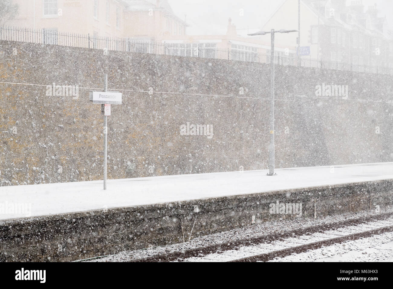 Penzance, Cornwall, UK. 28 Février, 2018. Les fortes chutes de neige dans la région de Penzance, Cornwall. Tempête de neige conditions à Penzance railway station Crédit : Bob Sharples/Alamy Live News Banque D'Images