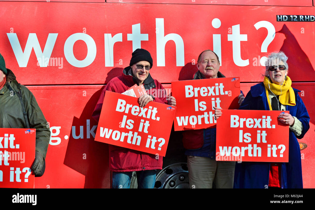 Maidstone dans le Kent. 28 Février, 2018. Rouge 'Brexit' faits arrive devant le County Hall à Maidstone, ville du comté de Kent, le dernier jour de son voyage de 8 jours à travers le Royaume-Uni. La tournée est organisée par 20 groupes locaux non-partie du Royaume Uni, financée par de petits dons de plus de 600 gens ordinaires. Credit : PjrFoto/Alamy Live News Banque D'Images