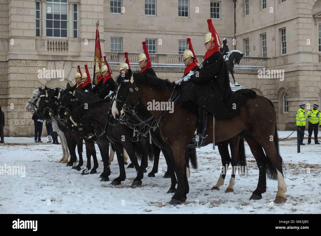 Londres, Royaume-Uni. 28 Février, 2018. Météo Royaume-uni:Le Queen's Life Guard est modifié à l'Protection's Parade lors d'une bourrasque de neige à Londres. Credit : Claire Doherty/ Alamy Live News Banque D'Images