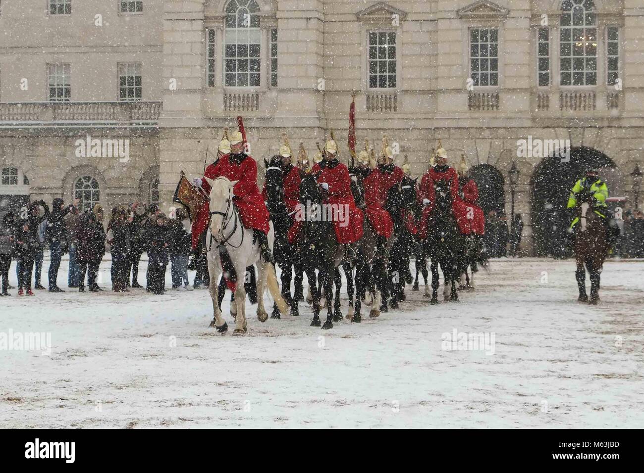 Londres, Royaume-Uni. 28 Février, 2018. Météo Royaume-uni:Le Queen's Life Guard est modifié à l'Protection's Parade lors d'une bourrasque de neige à Londres. Credit : Claire Doherty/ Alamy Live News Banque D'Images