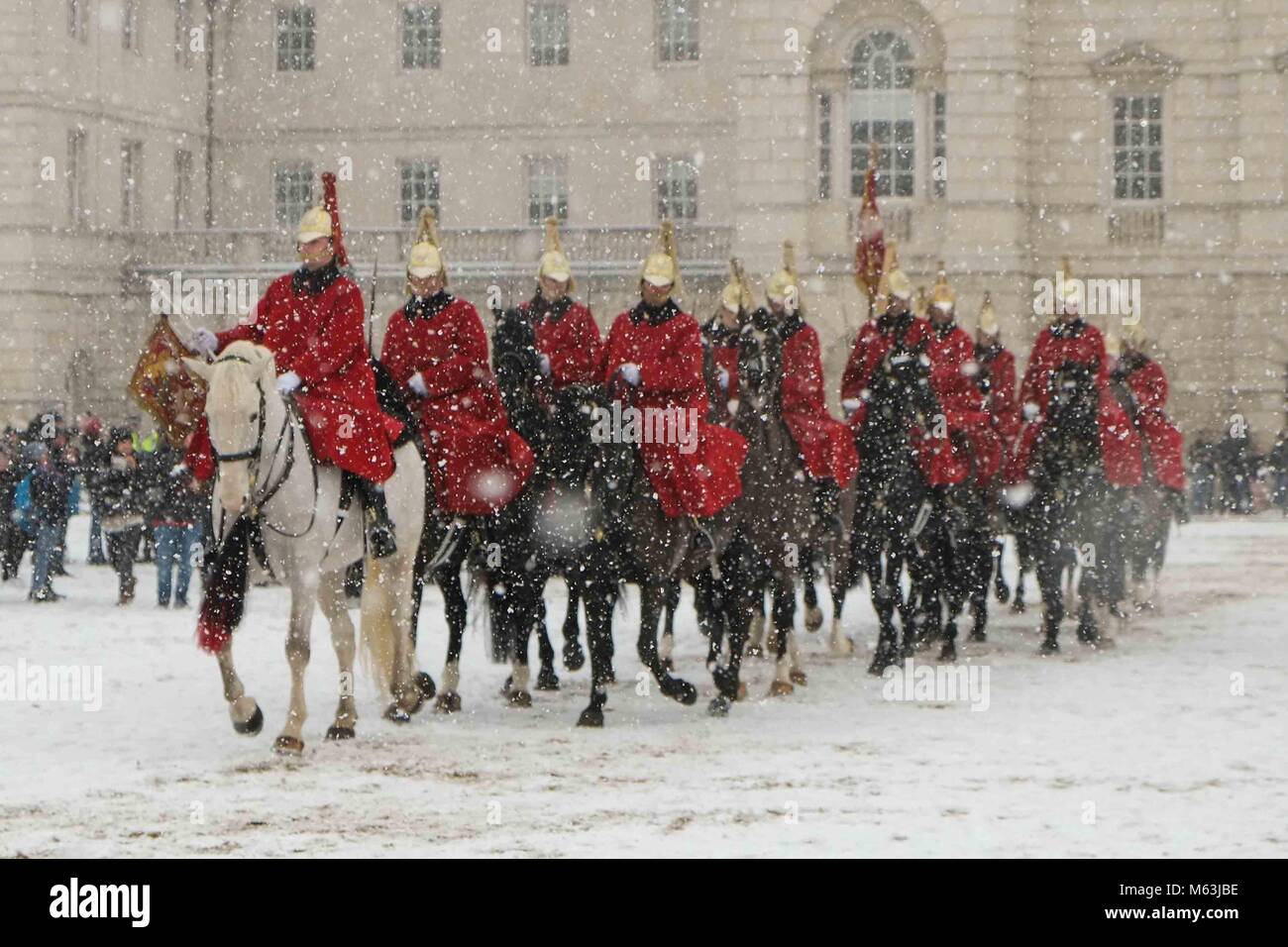 Londres, Royaume-Uni. 28 Février, 2018. Météo Royaume-uni:Le Queen's Life Guard est modifié à l'Protection's Parade lors d'une bourrasque de neige à Londres. Credit : Claire Doherty/ Alamy Live News Banque D'Images