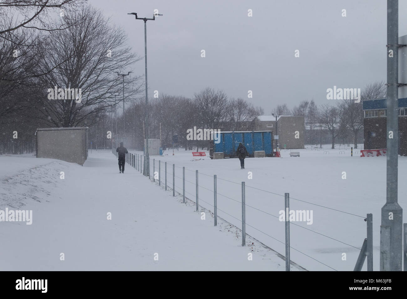 Edinburgh, Ecosse, Royaume-Uni. 28 février 2018. Météo France : Les élèves doivent marcher dans le parking de l'Edinburgh College pendant l'alerte rouge alerte météorologique en Ecosse (bête de l'Est) Credit : Iscotlanda/Alamy Live News Banque D'Images