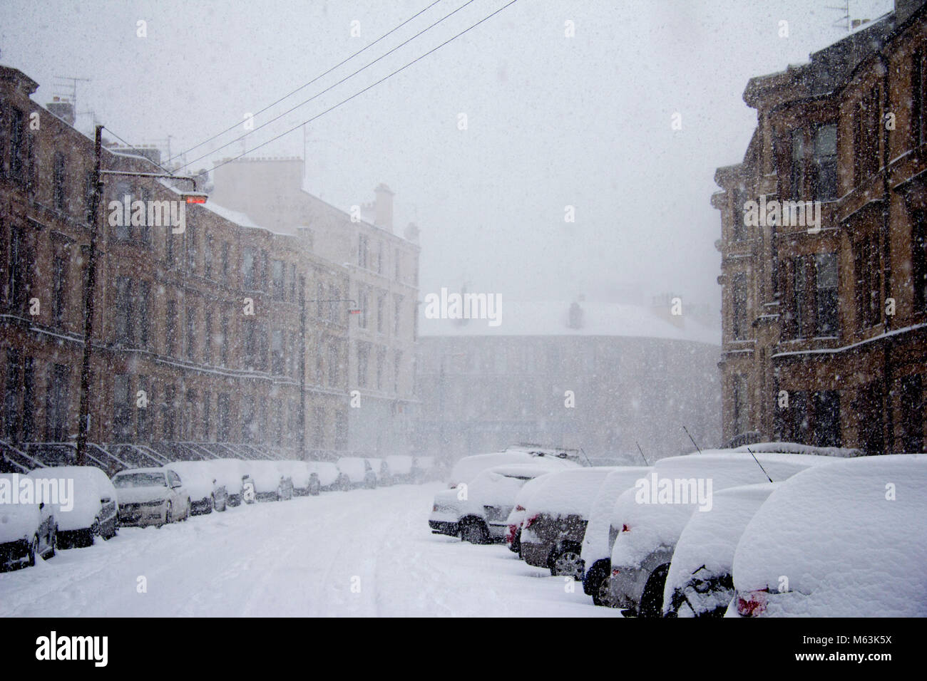 Glasgow, Ecosse, Royaume-Uni. 28 Février, 2018. Après une accalmie dans ce matin, tempête de neige, la Bête de l'Est cv c'est la vengance comme avertissements météo rouge s'avèrent justifiées. Crédit : John Bennie/Alamy Live News Banque D'Images