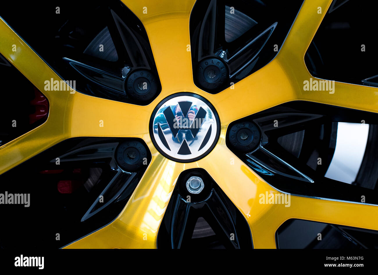 23 février 2018, l'Allemagne, Hanovre : Le logo du constructeur automobile Volkswagen (VW) sparkels sur une jante de roue d'une nouvelle VW voiture neuve chez un concessionnaire de VW. En 2017, VW a livré plus de voitures que jamais. 10, 74 millions de voitures ont été vendues à des clients dans le monde et la société s'attend à des résultats positifs pour l'exercice 2017. Photo : Julian Stratenschulte/dpa Banque D'Images