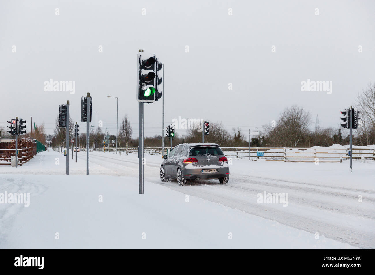 Celbridge, Kildare, Irlande. 28 févr. 2018 Irlande : la météo. Bête de l'est hits villages irlandais. La neige lourde chute de Meknès. La neige et la glace font des conditions de conduite difficiles. Alerte météo rouge. Banque D'Images