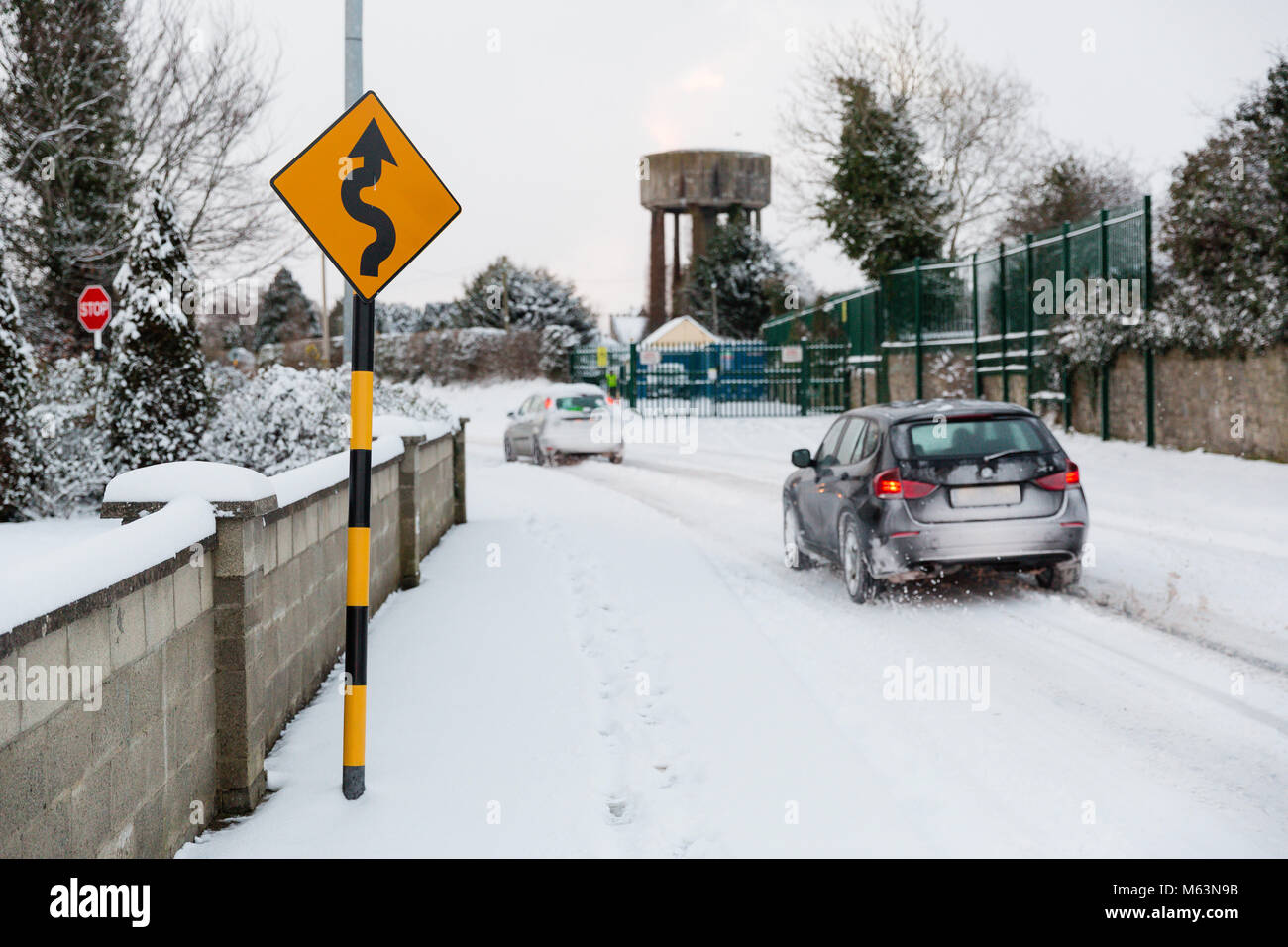 Celbridge, Kildare, Irlande. 28 févr. 2018 Irlande : la météo. Bête de l'est hits villages irlandais. La neige lourde chute de Meknès. La neige et la glace font des conditions de conduite difficiles. Alerte météo rouge. Banque D'Images